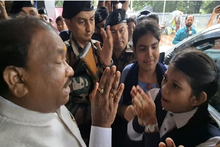 इंटरमीडिएट के छात्रों ने शिक्षा मंत्री रामदास सोरेन का किया घेराव