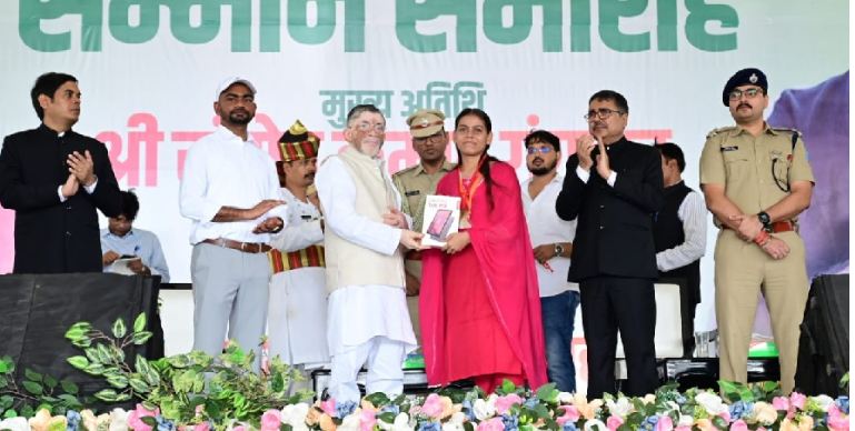 विधायक ने पूरा किया अपना वादा, डुमरी के टॉपर छात्रों को बांटा अपनी सैलरी का 75%