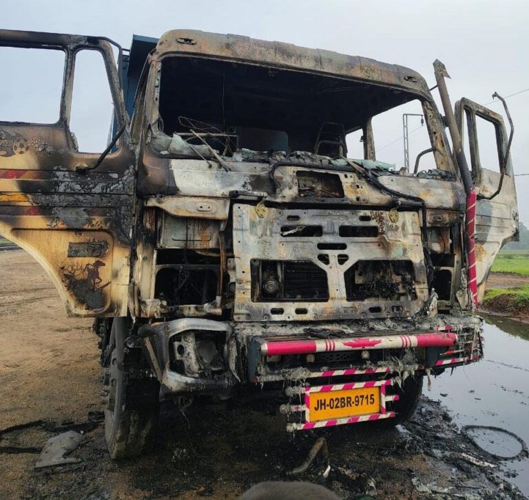 बालूमाथ में अपराधियों का तांडव: बाइक सवार अपराधियों ने हाइवा में लगाई आग, राहुल दुबे गैंग ने ली जिम्मेवारी