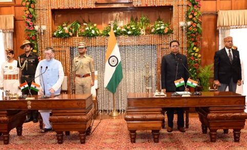 राज्यपाल ने रिटायर्ड जस्टिस नवनीत कुमार को झारखंड राज्य विद्युत नियामक आयोग के अध्यक्ष पद की दिलायी शपथ