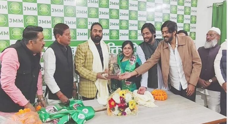 पलामू के सैकड़ों लोगों ने जॉइन किया JMM, केंद्रीय महासचिव ने दिलाई सदस्यता