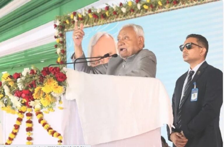 समस्तीपुर पहुंचे सीएम नीतीश, 827 करोड़ की विकास योजनाओं की दी सौगात
