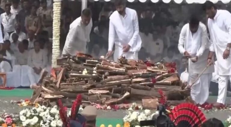 पंचतत्व में विलीन हुए अजित पवार, दोनों बेटों ने दी मुखाग्नि